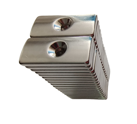 kopen De Magneet van de boogvorm voor Motor Aangepast Grootteneodymium Op hoge temperatuur met Verzonken Gat online manufacture