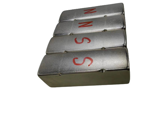 kopen Ni-Cu-Ni-coating N52 65x20.5x20 Polariteit op gebogen oppervlak met lichte gaten aan kanten met een straal Sterk magnetisch veld MGOe online manufacture
