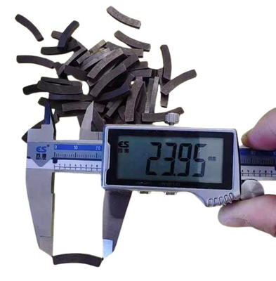 kopen Op maat gemaakte N45-neodymiumboogsegmentmagneten R39.96*r35.56*2.44*4.4m voor het snijden van matrices online manufacture